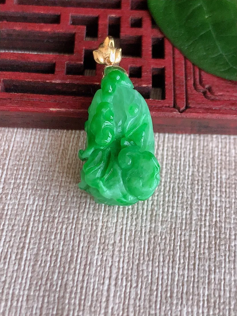 天然A货翡翠18K金扣头飘绿白菜吊坠 尺寸31×24.7×13.7×9m量4.86g 0624