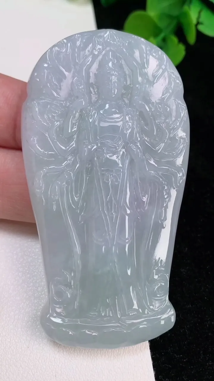 天然A货翡翠飘花千手观音吊坠，尺寸72-38.8-7.6，重量:49.15g
6月25日