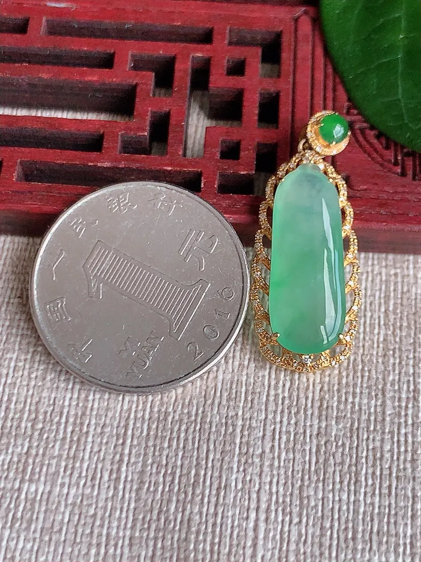 天然A货翡翠18K金伴晴绿福瓜吊坠尺寸31.4×12.2×4.8裸石21.5×8m量2.77g 0624