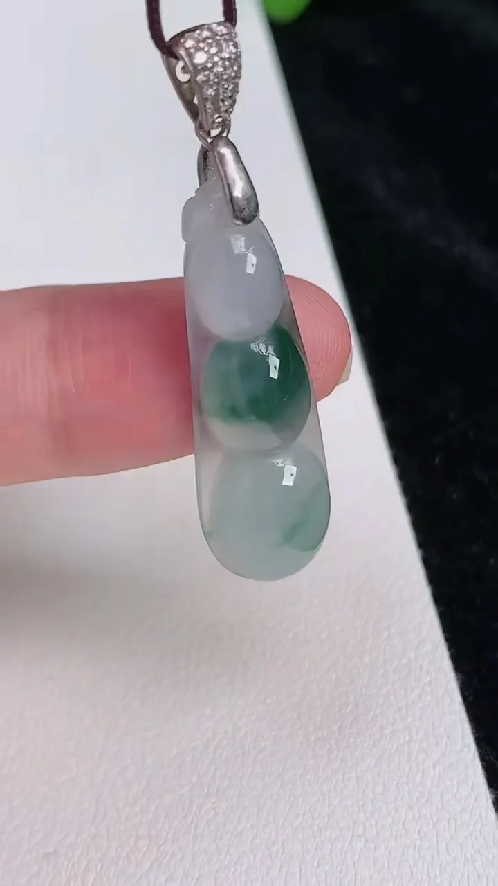 天然A货翡翠飘花福豆吊坠，尺寸35.3-21-5.5，重:3.22g
6月25日