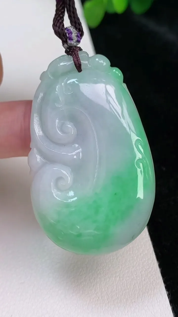 天然A货翡翠如意吊坠，尺寸49.2-30.3-7.4，重:25.22g
6月25日