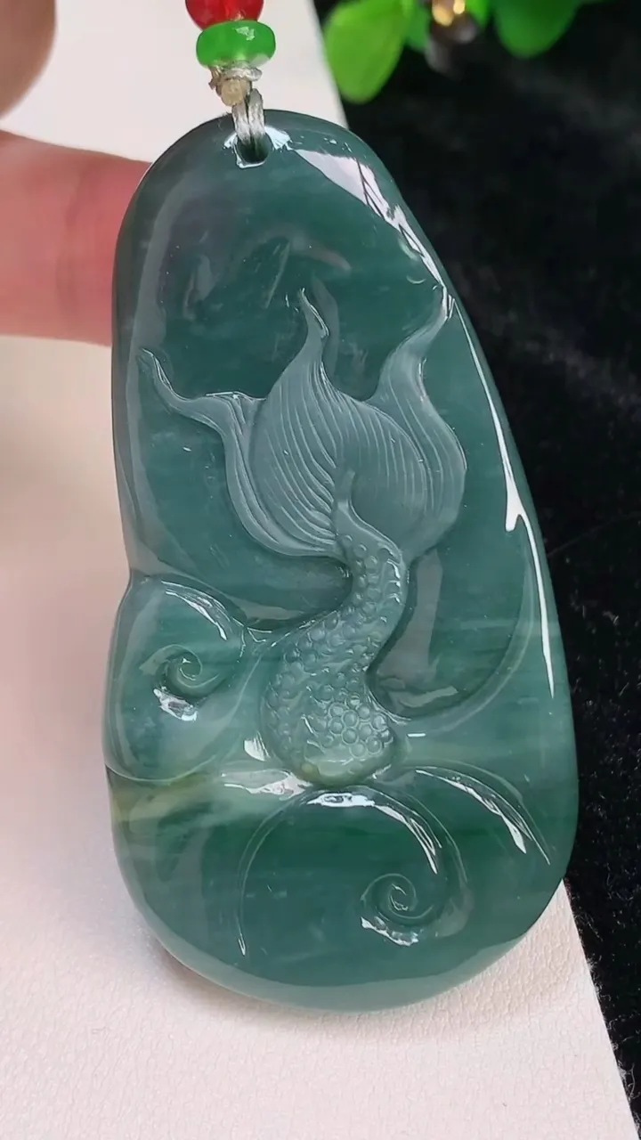 天然A货翡翠蓝水双彩龙牌吊坠，尺寸66.8-35.6-12，重:47.85g
6月25日