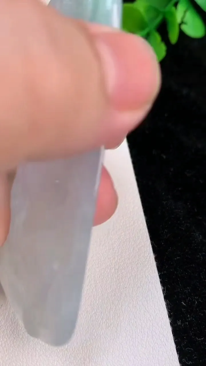 天然A货翡翠祥龙大势至观音菩萨吊坠，尺寸76-35.5-5.4，重量:30.33g
6月25日