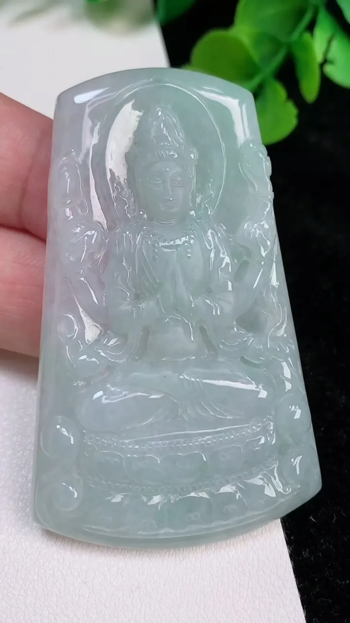 天然A货翡翠千手观音吊坠，尺寸65.6-41-6，重量:32.11g
6月25日