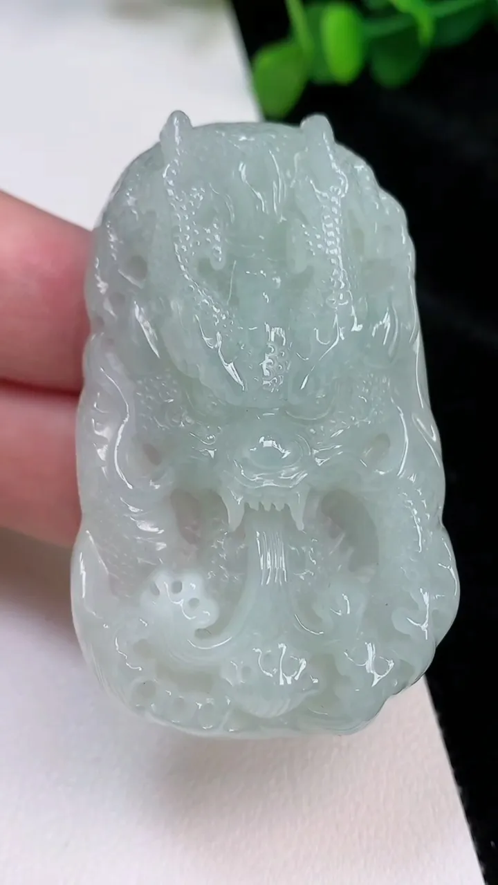 天然A货翡翠冰种龙牌吊坠，尺寸58.8-36.2-12，重:47.24g
6月25日