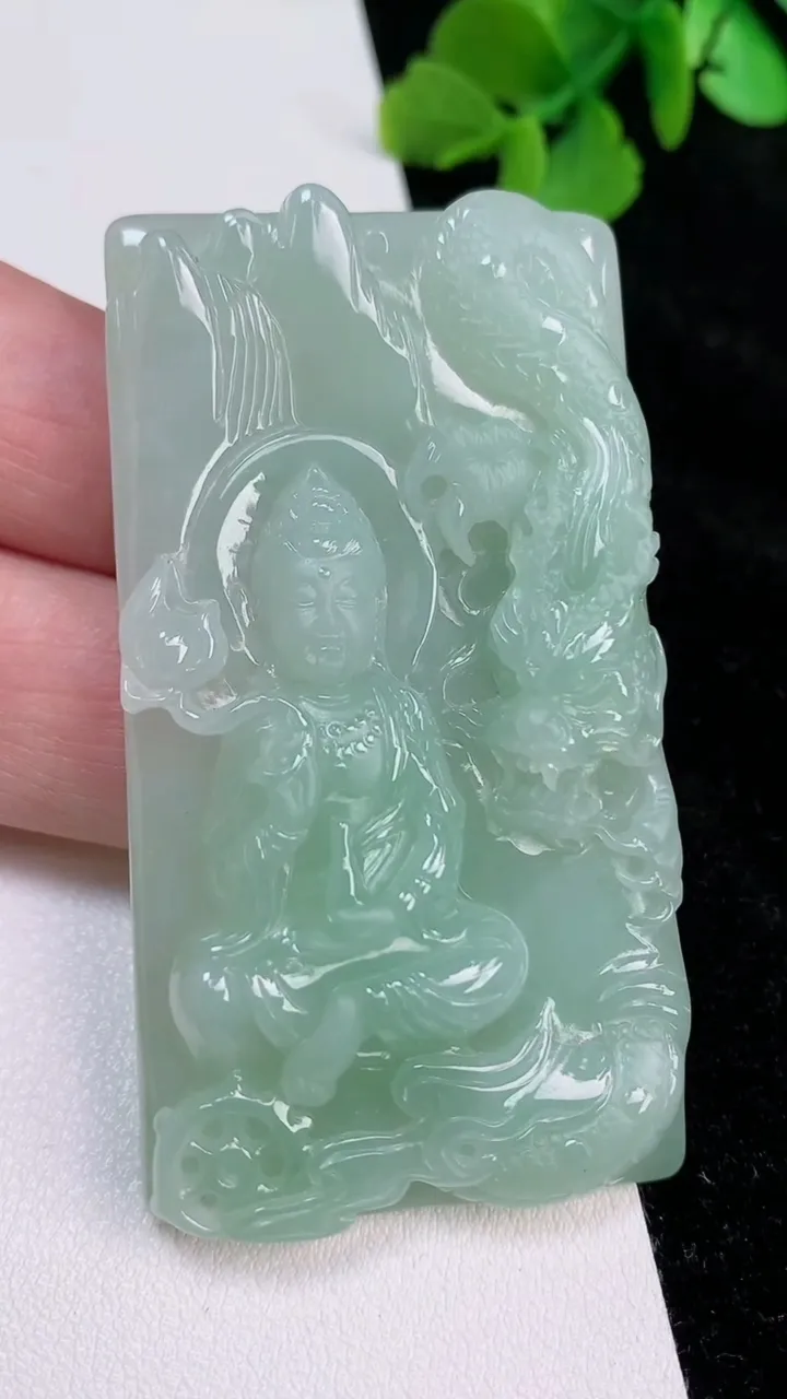 天然A货翡翠祥龙大势至观音菩萨吊坠，尺寸63.3-34.5-9，重量:42.19g
6月25日
