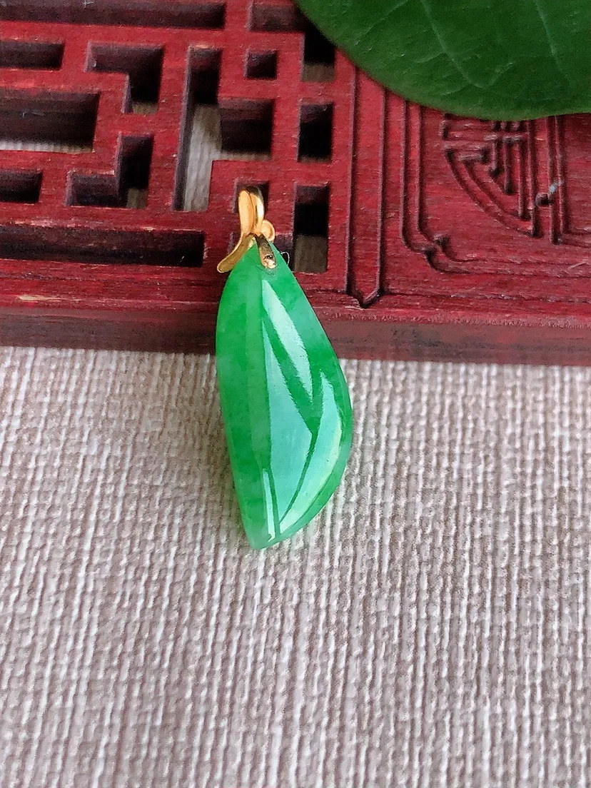天然A货翡翠18K金扣头满绿随形吊坠尺寸24.8×20×8.8×3.8m量1.50g 0624