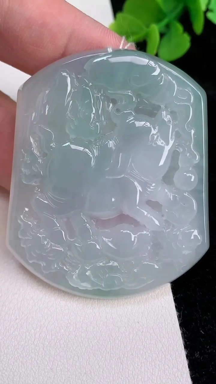 天然A货翡翠生肖猪吊坠，尺寸54.7-45-5.8，重量:32.35g
6月25日