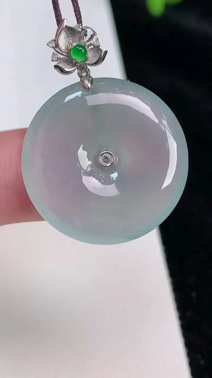 天然A货翡翠平安扣吊坠，尺寸24-5，重量:6.68g
6月25日