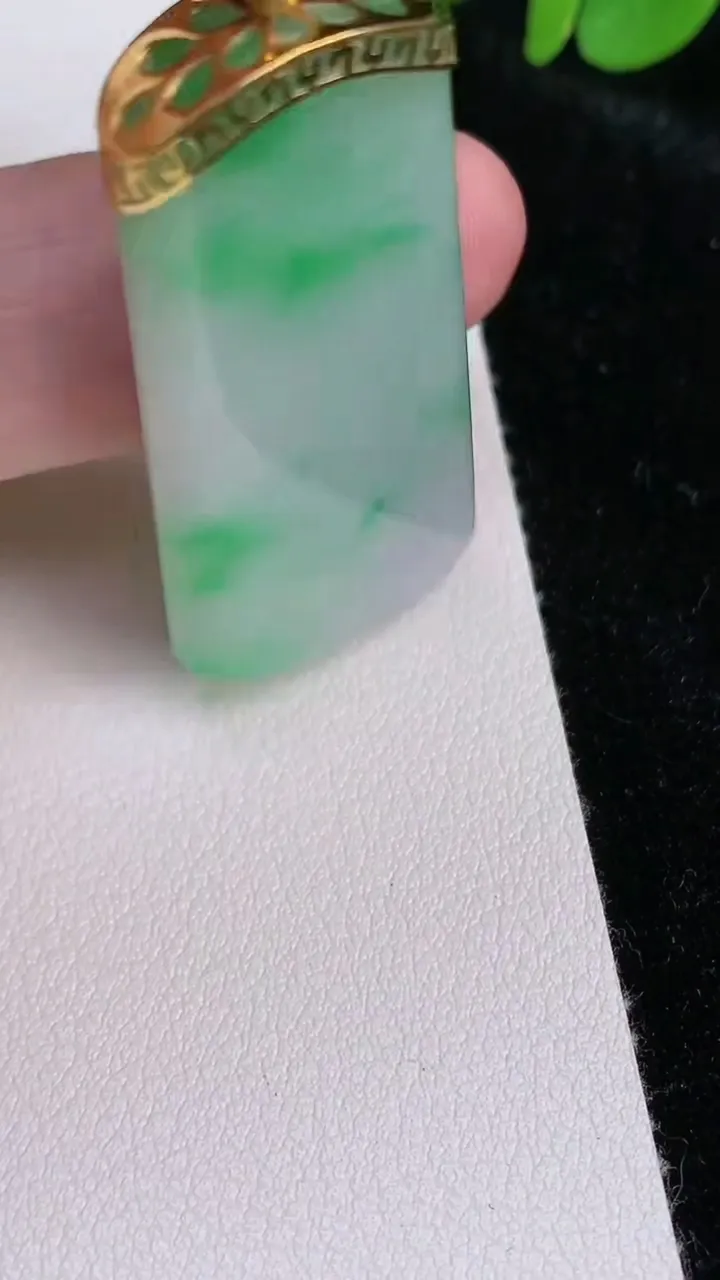天然A货翡翠无事牌吊坠，尺寸39.7-20-5.6，重量:12.40g
6月25日