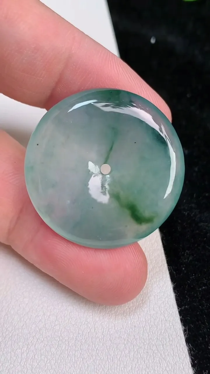 天然A货翡翠飘花平安扣吊坠，尺寸29.3-5.4，重量:9.72g
6月25日