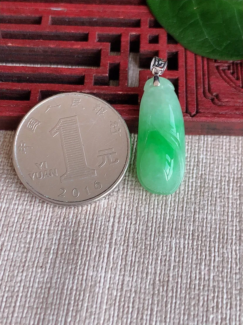 天然A货翡翠18K金扣头飘绿兰花吊坠尺寸24.2×10.2×8.4m量3.74g 0624