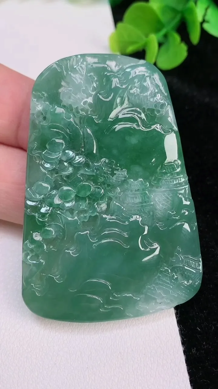 天然A货翡翠山水牌吊坠，尺寸59-41-5，重量:30.33g
6月25日