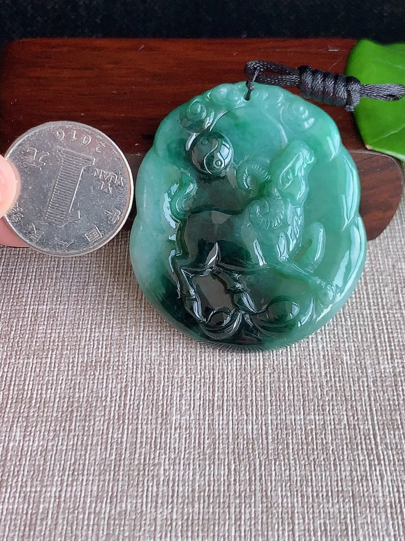 天然A货翡翠冰润飘花生肖牛吊坠尺寸51.4×44.5×5.8m量24.24g 0624