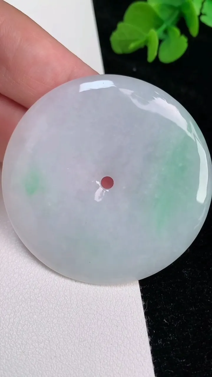 天然A货翡翠平安扣吊坠，尺寸50-6，重量:32.07g
6月25日