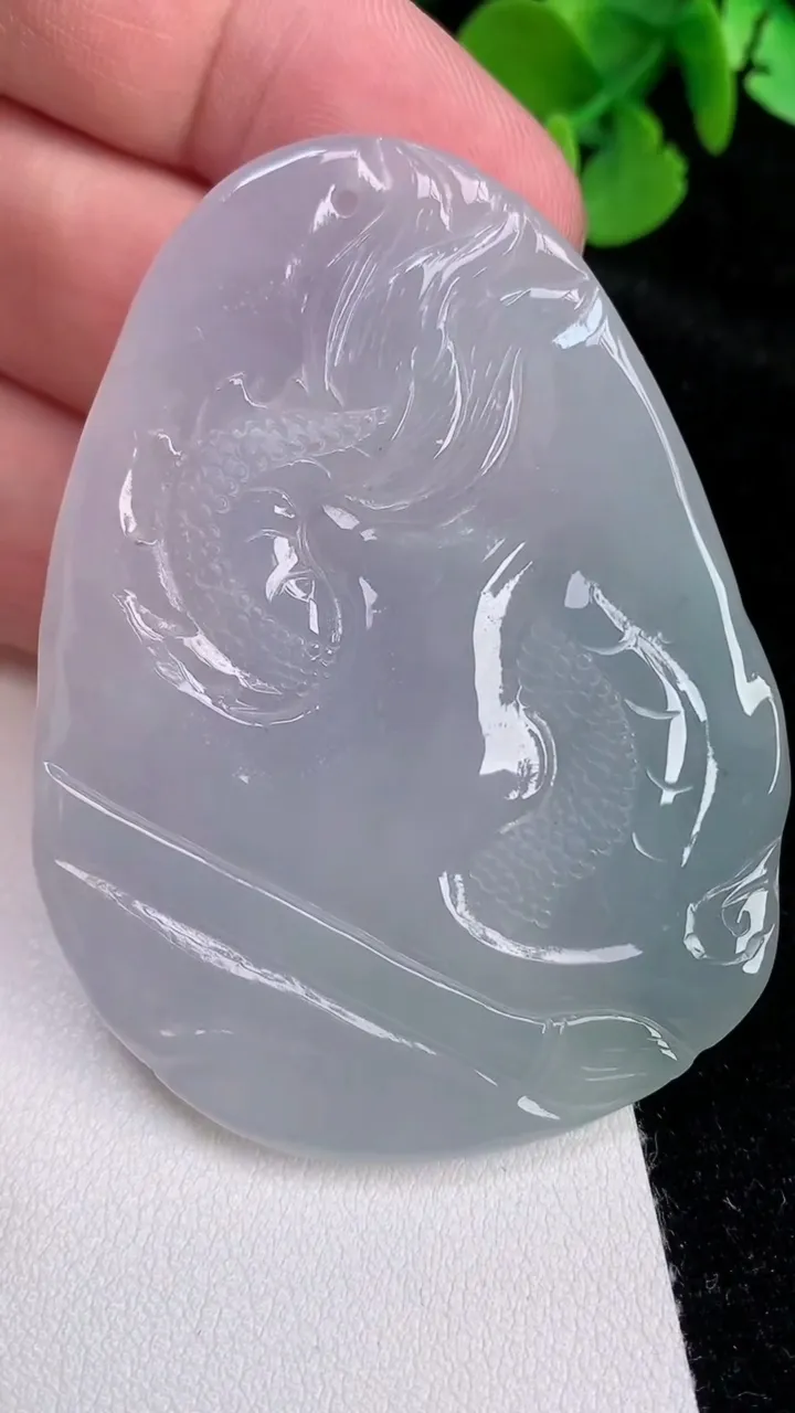 天然A货翡翠飘花龙牌吊坠，尺寸61.2-45.8-7.6，重量:37.13g
6月25日