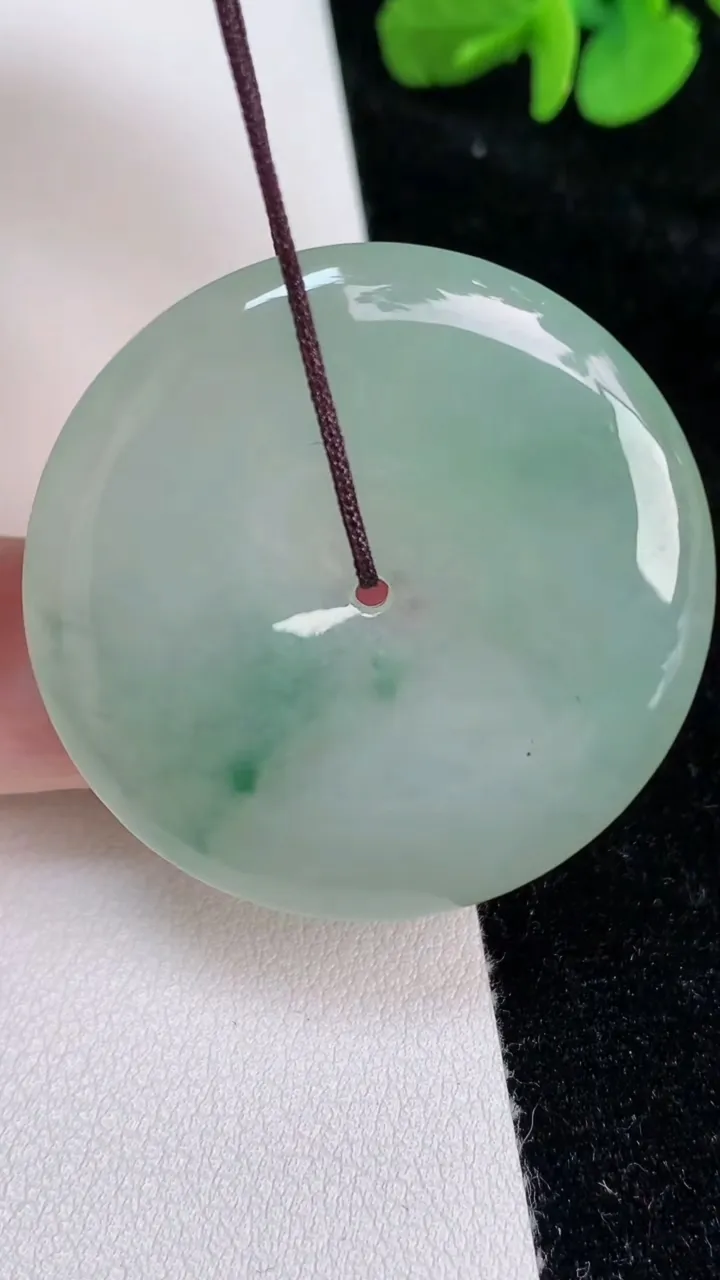 天然A货翡翠平安扣吊坠，尺寸36.4-5.7，重量:15.70g
6月25日