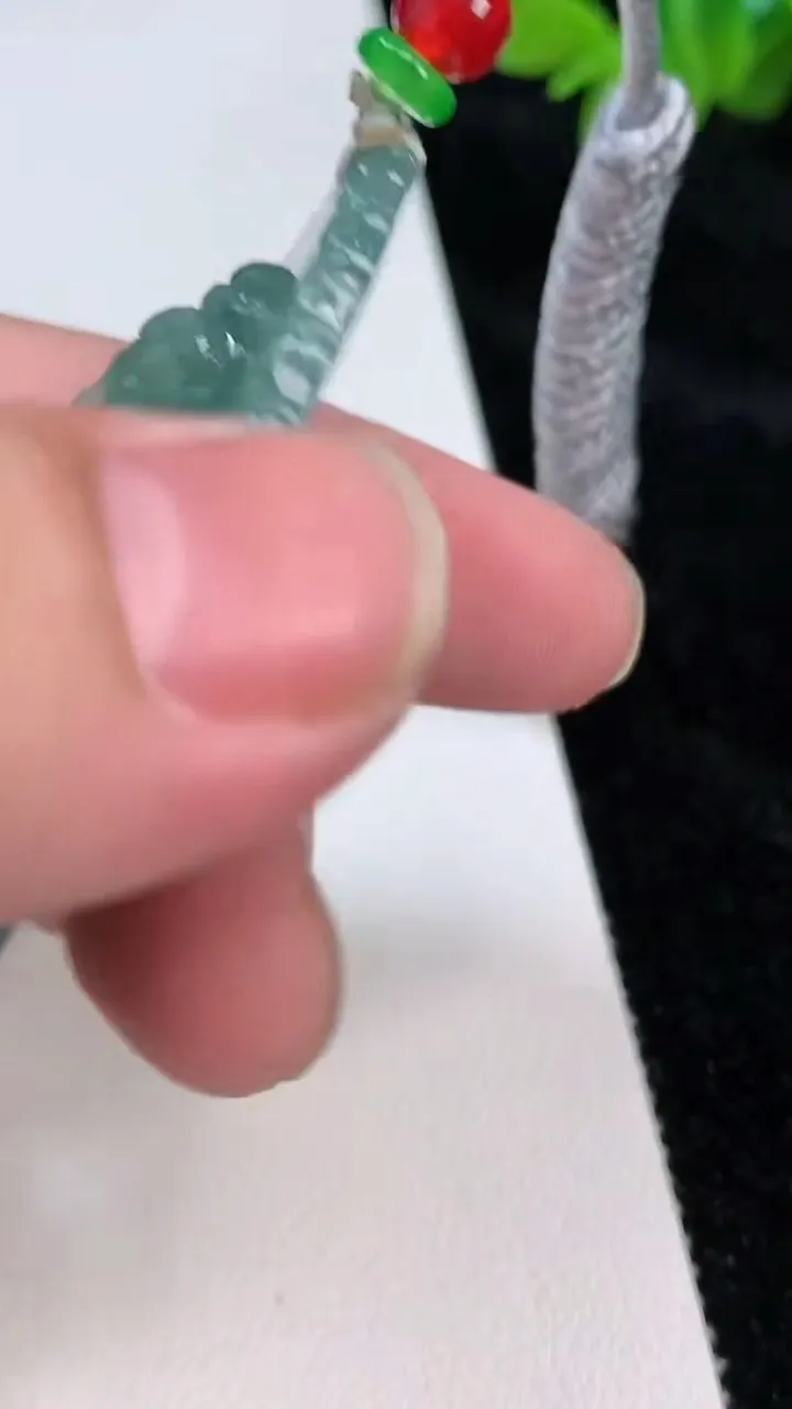 天然A货翡翠蓝水双彩观音菩萨吊坠，尺寸60-35-9.3，重:27.98g
6月26日
