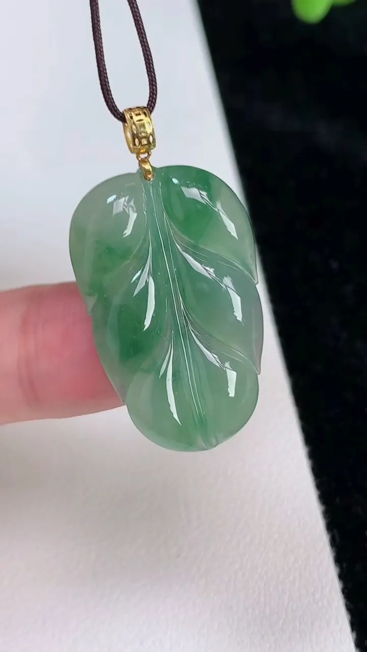 天然A货翡翠金枝玉叶 叶子吊坠，尺寸28.7-18.8-4，重:4.34g
6月26日