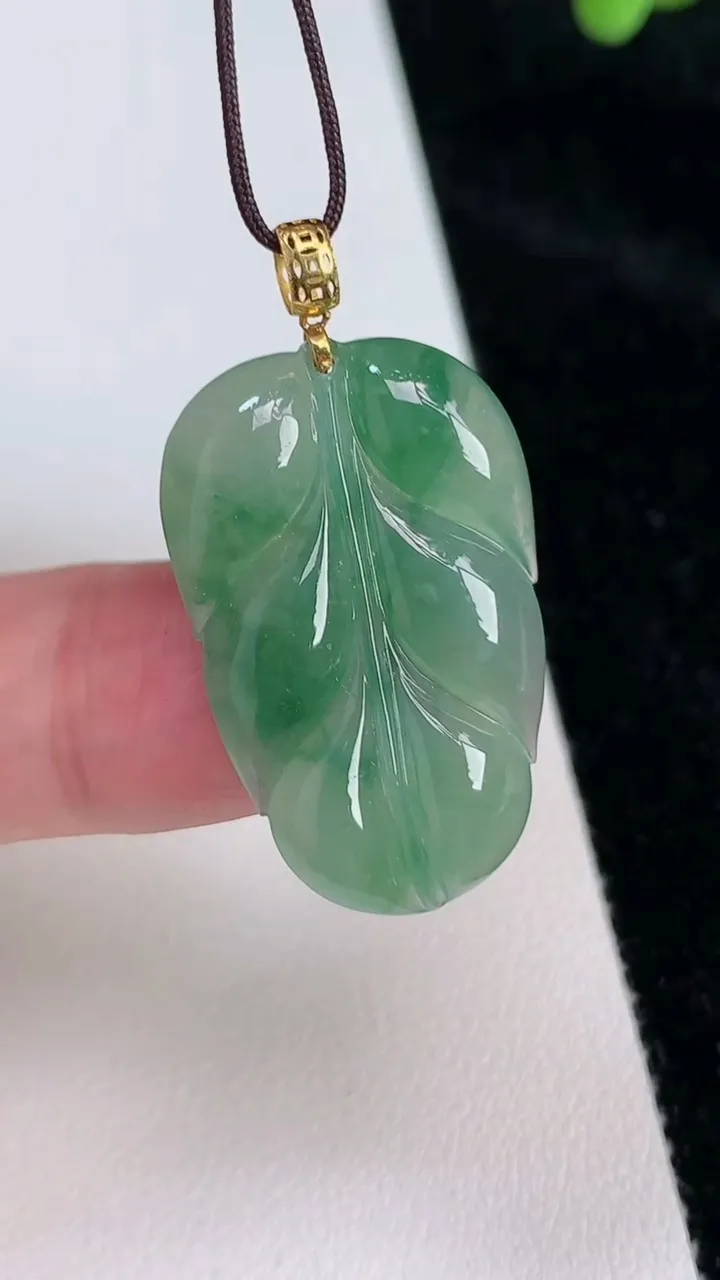 天然A货翡翠金枝玉叶 叶子吊坠，尺寸28.7-18.8-4，重:4.34g
6月26日