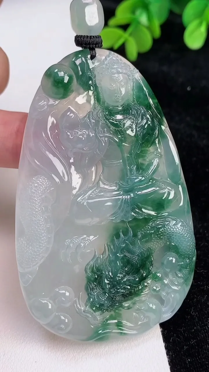 天然A货翡翠种飘花御龙大势至观音菩萨吊坠，尺寸76.6-48.4-8.8，重量:60.47g
6月26日