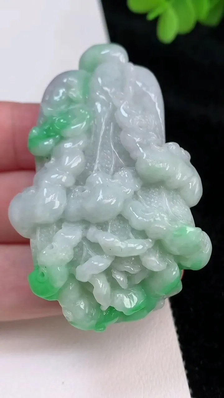 天然A货翡翠白菜吊坠，尺寸60-38.5-21.6，重:54.60g
6月26日