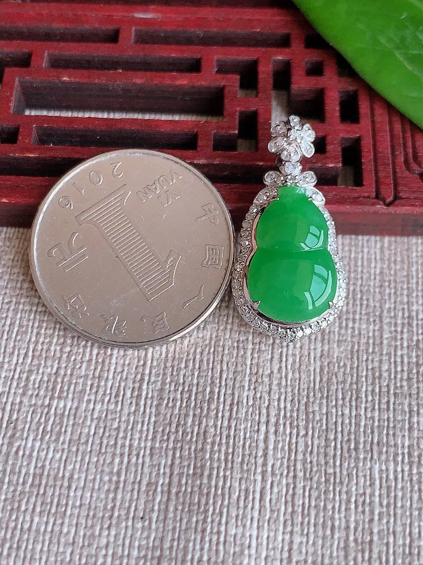 天然A货翡翠18K金伴阳绿葫芦吊坠尺寸26.8×13.4×8裸石15.3×10m量3.64g 0625