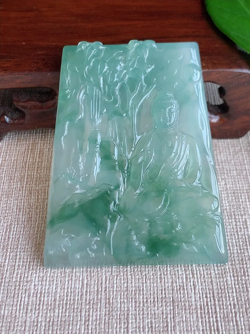 天然A货翡翠飘花大日如来吊坠尺寸55×42.7×5.6m量33.89g 0625