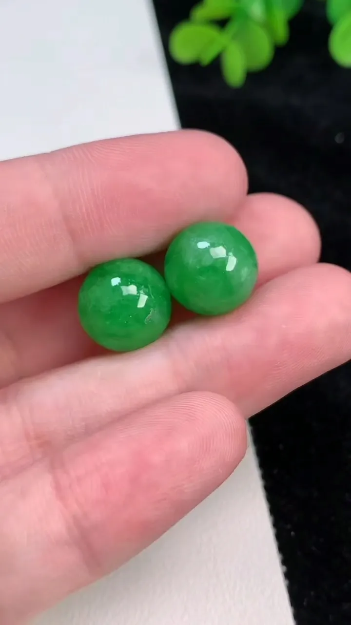 天然A货翡翠圆珠镶嵌件一对，尺寸12.4，重量:8.82g
6月26日
