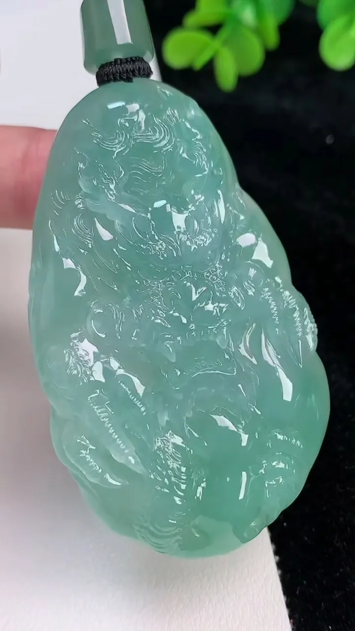 天然A货翡翠龙牌吊坠，尺寸65.2-39.8-14，重量:69.07g
6月26日