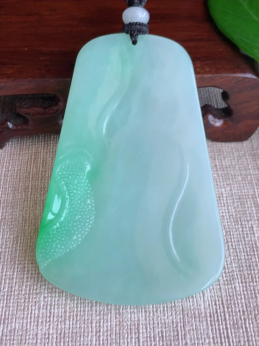 天然A货翡翠飘绿大势至菩萨吊坠尺寸66×42.8×5.4m量34.92g 0625