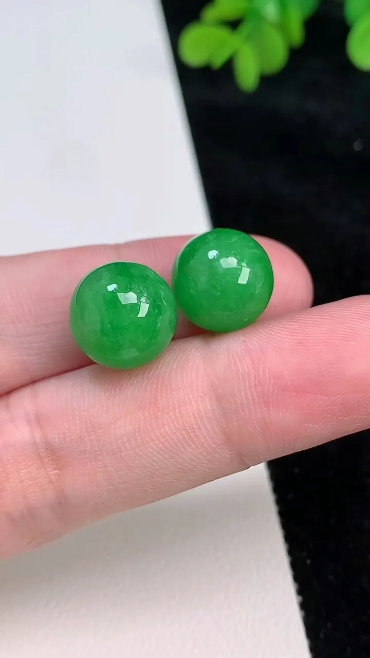天然A货翡翠圆珠镶嵌件一对，尺寸12.4，重量:8.82g
6月26日
