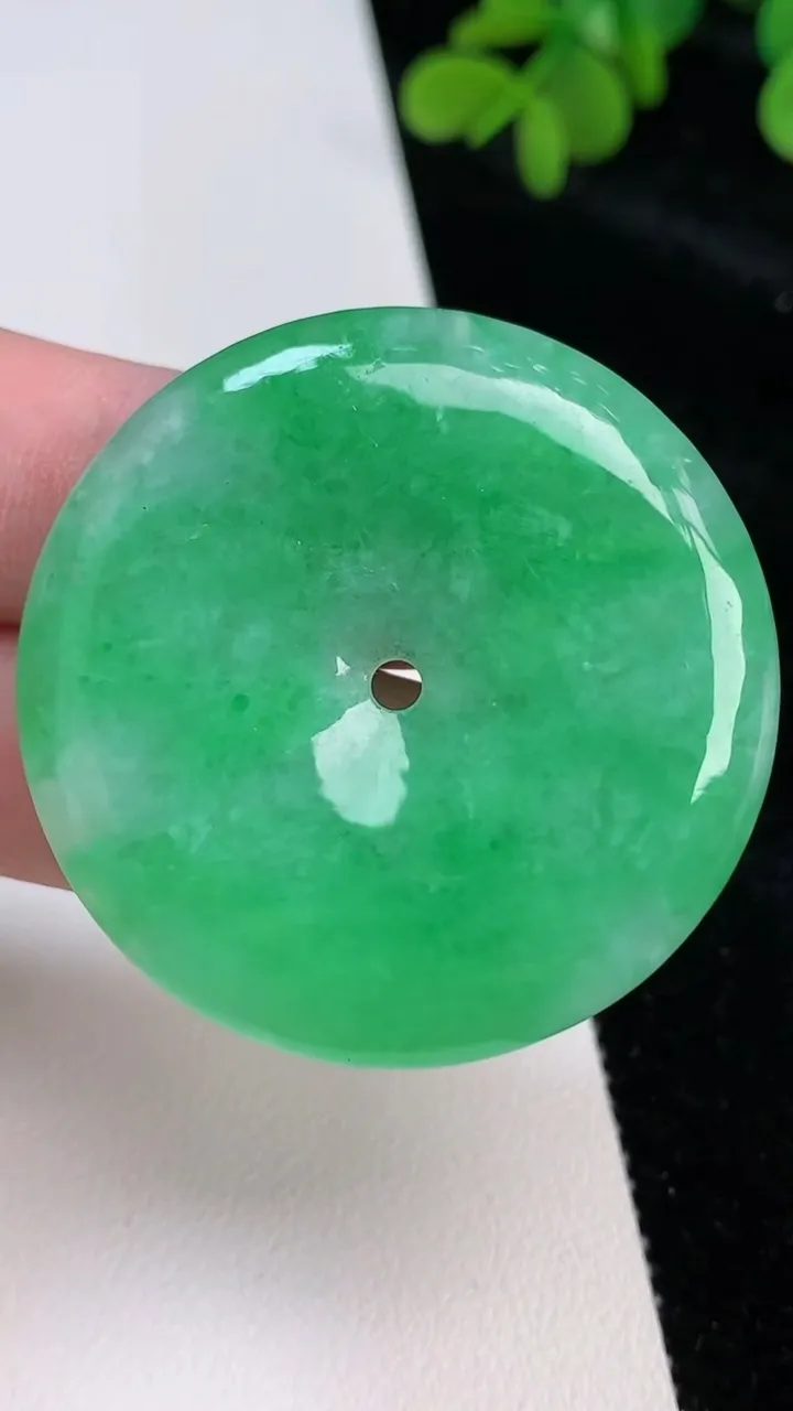 天然A货翡翠平安扣吊坠，尺寸42-5.8，重量:21.85g
6月26日