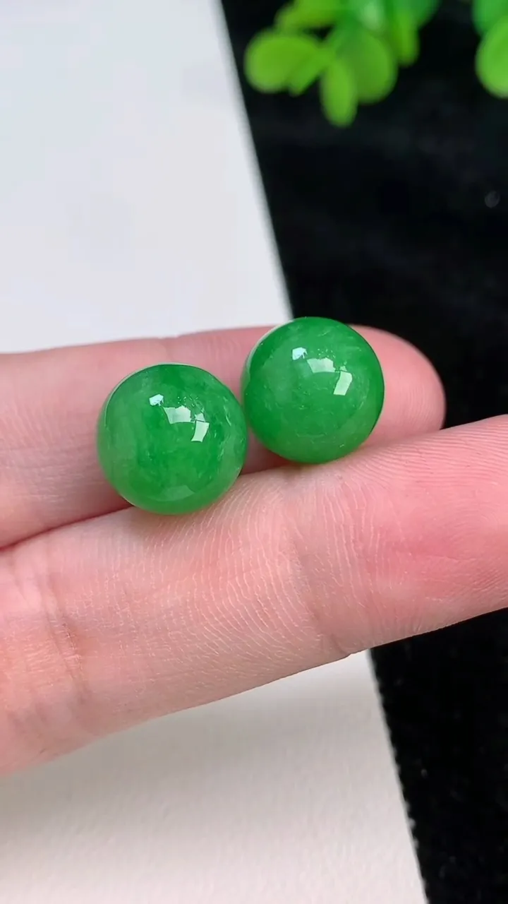 天然A货翡翠圆珠镶嵌件一对，尺寸12.4，重量:8.82g
6月26日
