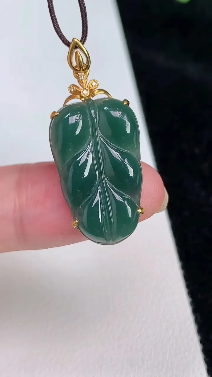 天然A货翡翠18k金蓝水金枝玉叶 叶子吊坠，尺寸30-14.6-4.5，重:2.69g
6月26日