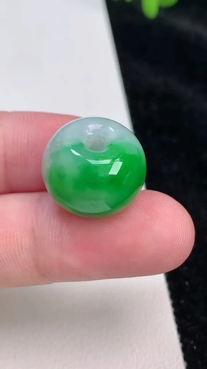 天然A货翡翠路路通吊坠，尺寸18-13.7，重量:8.68g
6月26日