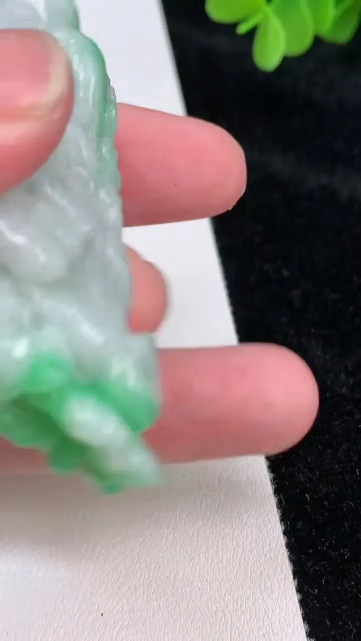 天然A货翡翠白菜吊坠，尺寸60-38.5-21.6，重:54.60g
6月26日