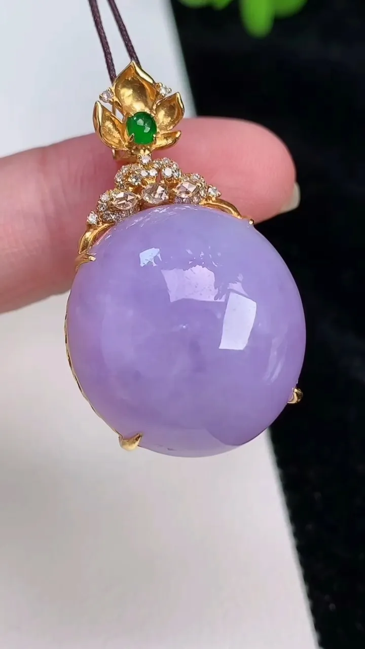 天然A货翡翠18k金紫罗兰蛋面吊坠，尺寸35-21.7-21.3-12.8，重量:10.24g
6月