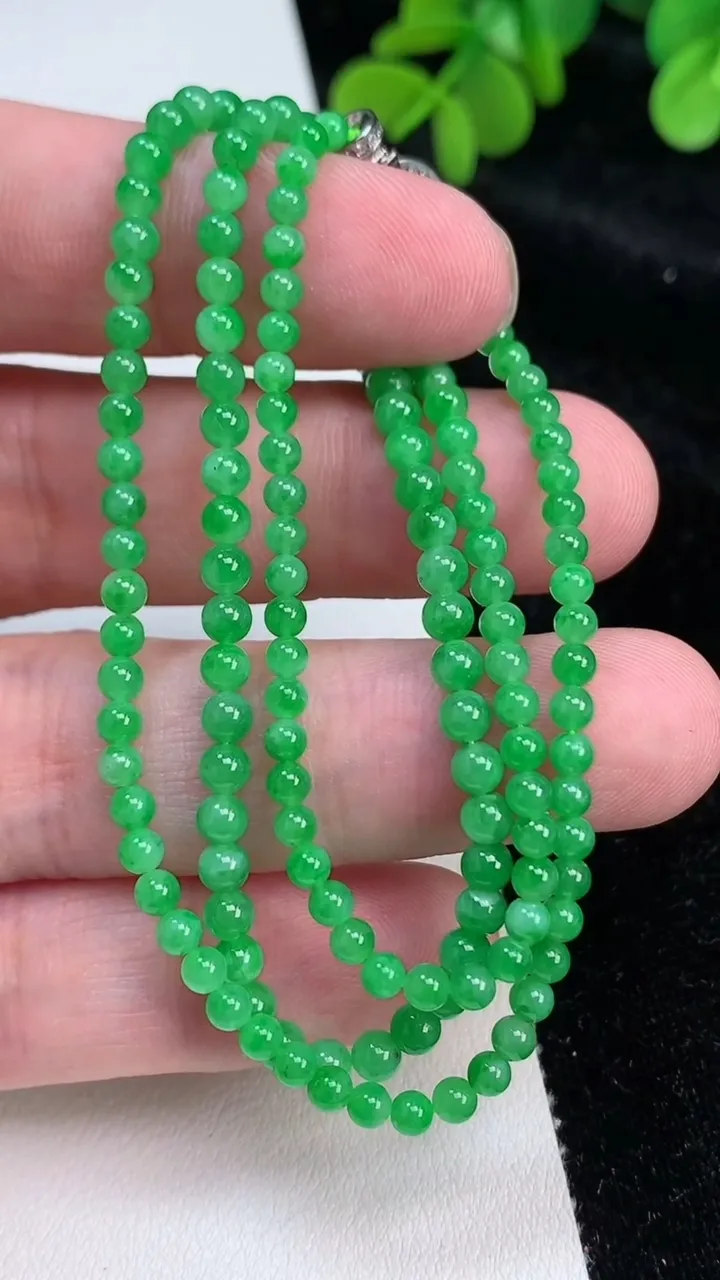 天然A货翡翠小米珠项链，尺寸3.3-2.4-150颗，重量:9.83g6月26日
工厂直销收藏佳品,种好水足，色泽均匀，有种有色，上手高大气！