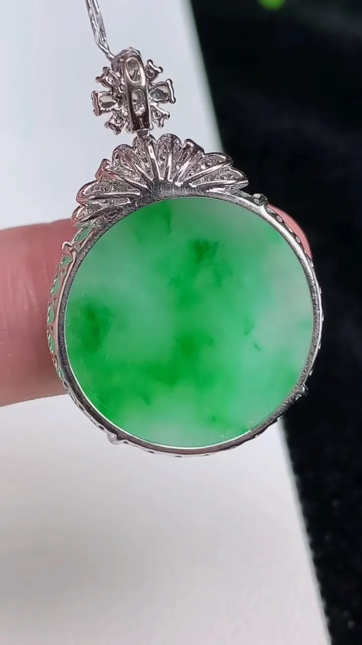 天然A货翡翠无事牌吊坠，尺寸32.2-22-4.4，重量:4.31g
6月26日