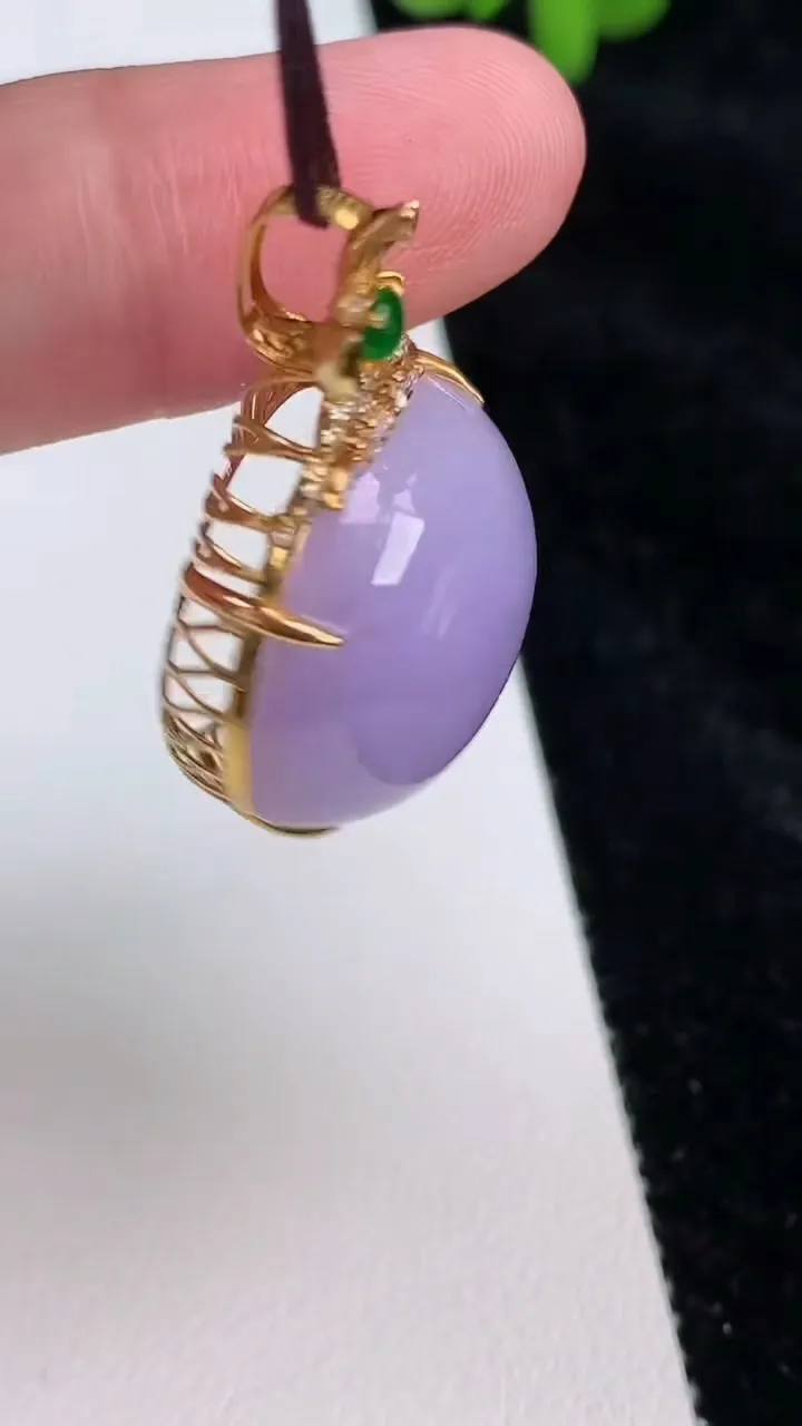 天然A货翡翠18k金紫罗兰蛋面吊坠，尺寸35-21.7-21.3-12.8，重量:10.24g
6月26日