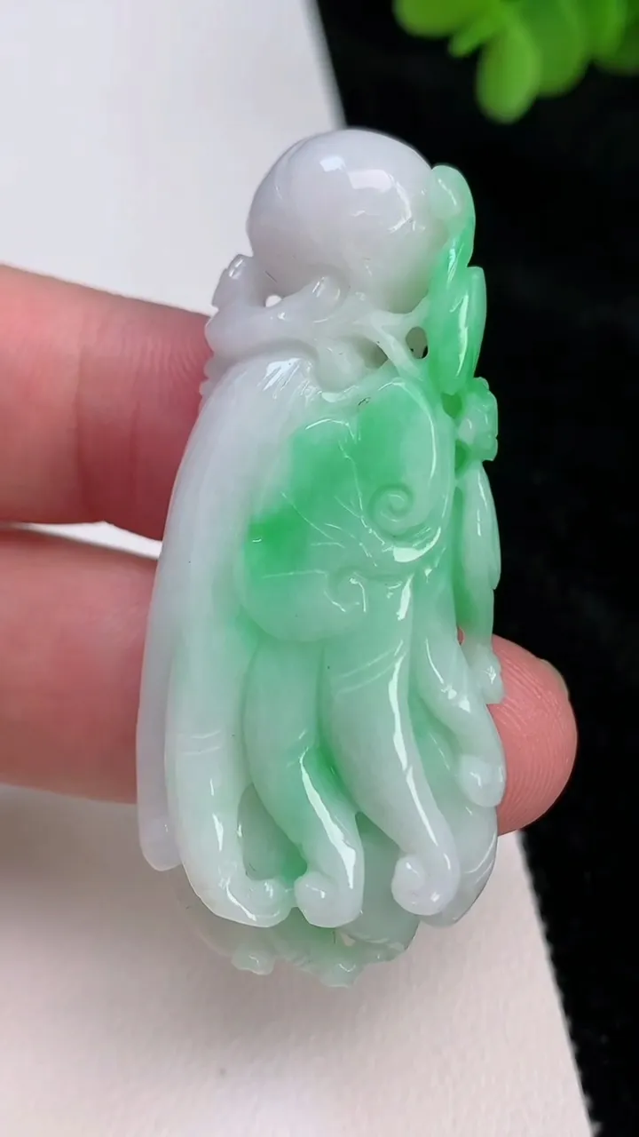 天然A货翡翠佛手瓜吊坠，尺寸69.3-23.6-11，重:24.09g
6月26日