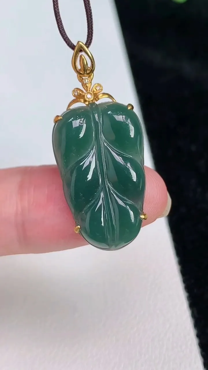天然A货翡翠18k金蓝水金枝玉叶 叶子吊坠，尺寸30-14.6-4.5，重:2.69g
6月26日