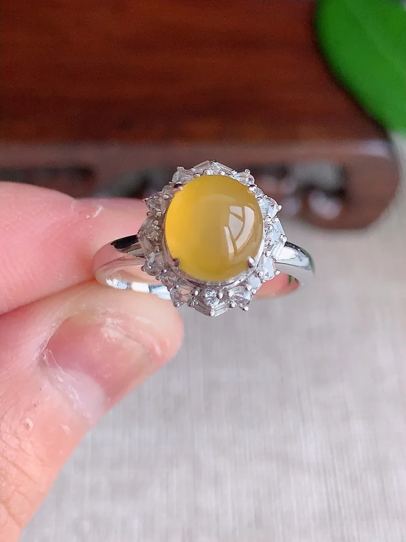 天然A货翡翠18K金伴钻镶嵌黄翡蛋面戒指 圈口17.3裸石尺寸8×7mm 重量3.19g 0625