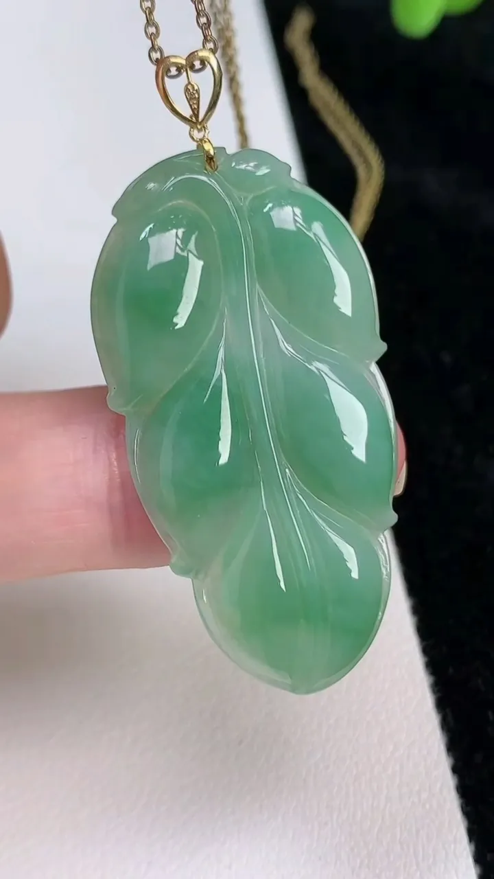 天然A货翡翠金枝玉叶 叶子吊坠，尺寸43-22.8-4，重:6.92g
6月26日