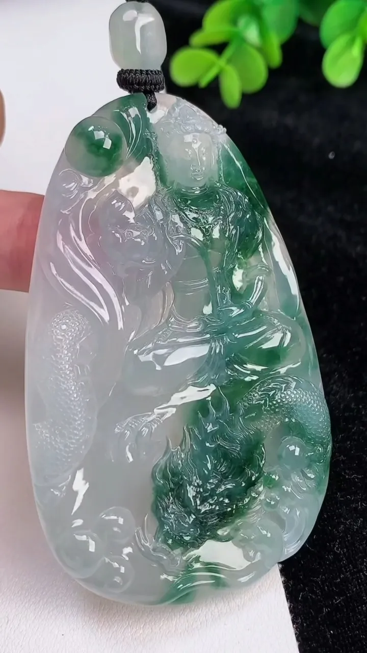天然A货翡翠种飘花御龙大势至观音菩萨吊坠，尺寸76.6-48.4-8.8，重量:60.47g
6月26日