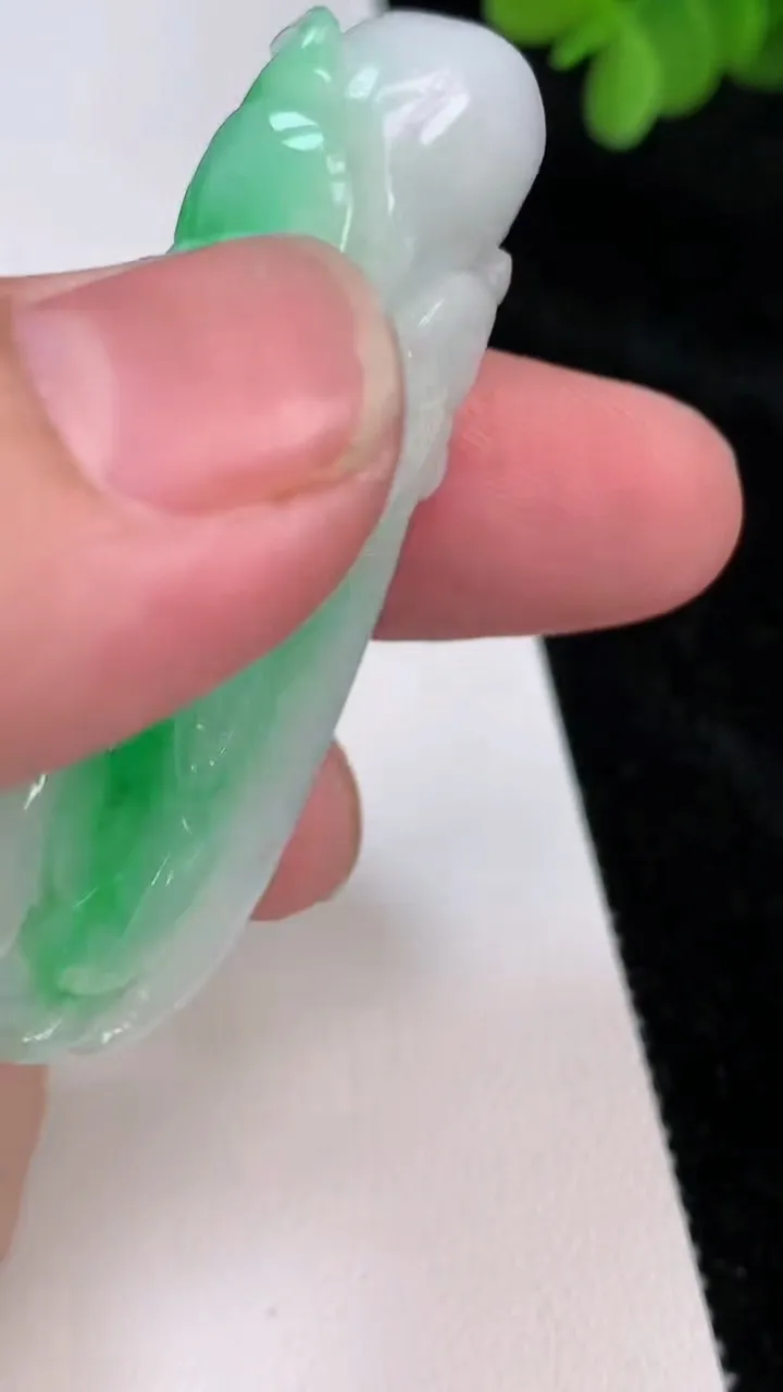 天然A货翡翠佛手瓜吊坠，尺寸69.3-23.6-11，重:24.09g
6月26日