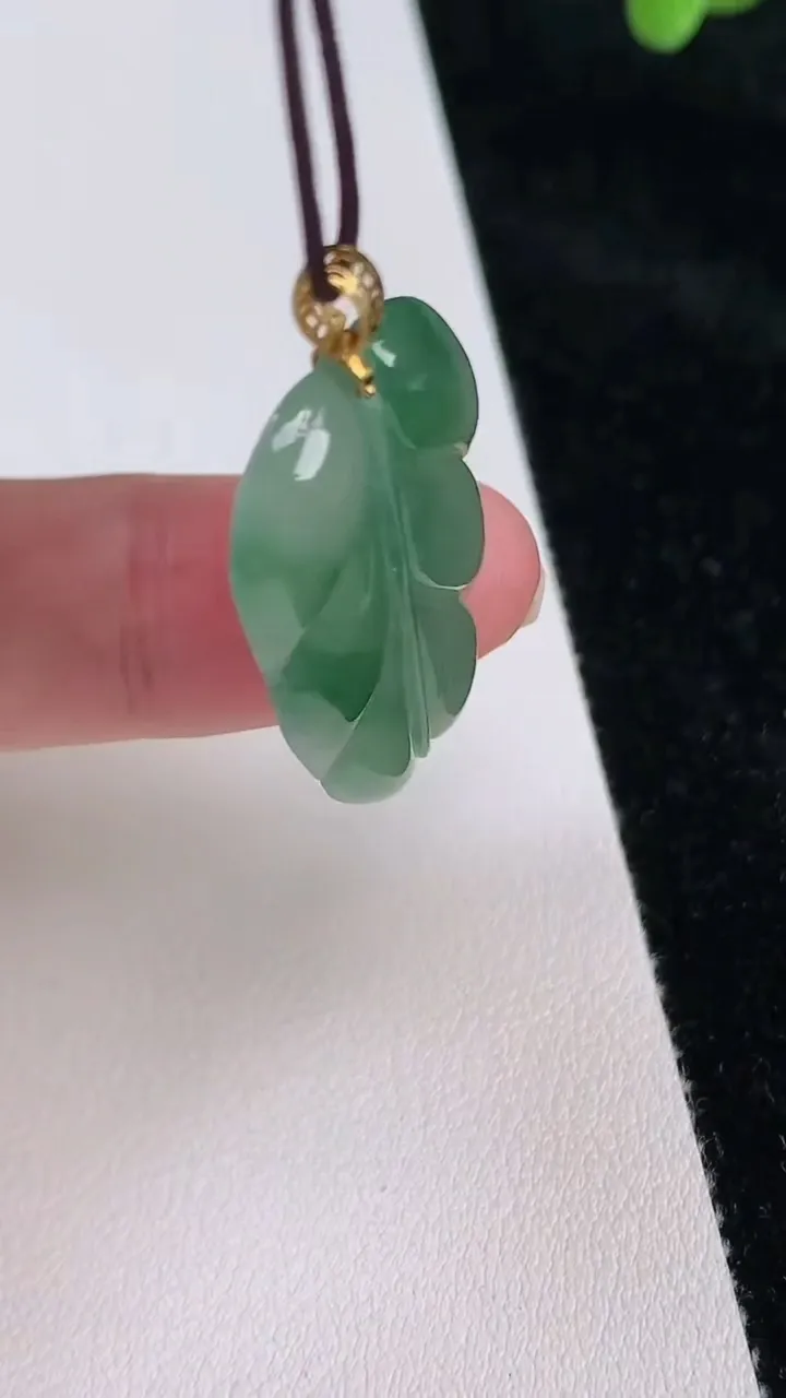天然A货翡翠金枝玉叶 叶子吊坠，尺寸28.7-18.8-4，重:4.34g
6月26日