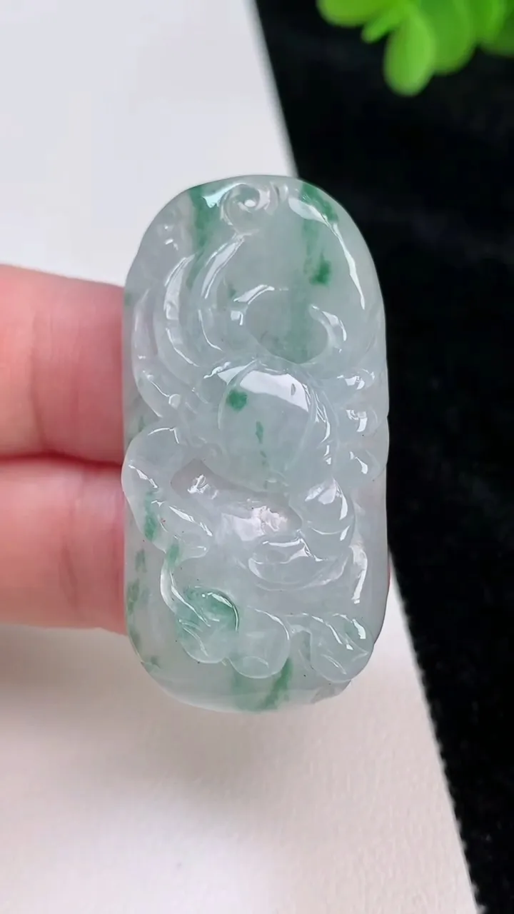 天然A货翡翠飘花富甲一方吊坠，尺寸44-21.8-9，重:16.70g
6月26日