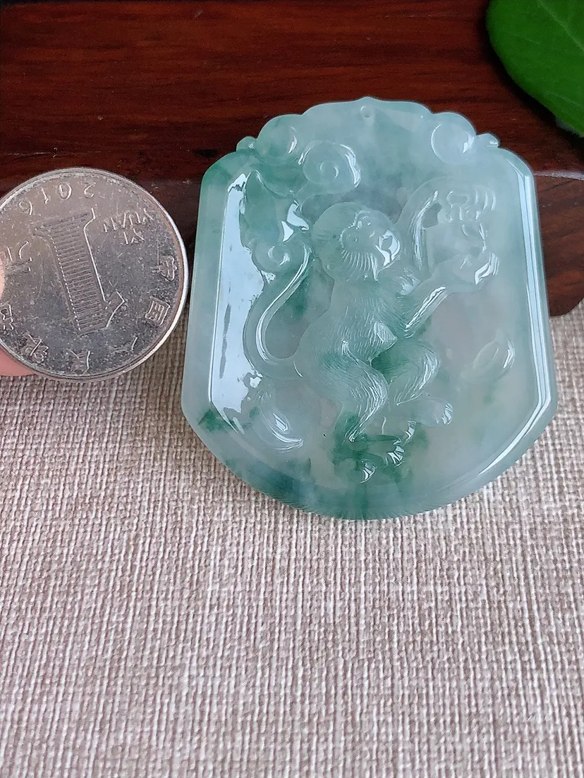 天然A货翡翠飘花一刀切生肖猴吊坠尺寸48.4×42.8×5m量24.10g 0625